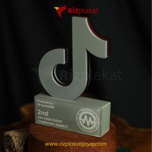 contoh plakat akrilik custom bentuk logo