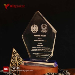 plakat akrilik instansi, a glass trophy with a black background